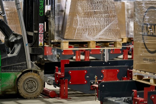 𝐍𝐞𝐱𝐭 𝐮𝐩 𝐢𝐧 𝐭𝐡𝐞 𝐬𝐞𝐫𝐢𝐞𝐬: Automation starts at the pallet. When it comes to high-density pallet storage automation, pallet quality isn’t a small detail , it’s foundational. The condition, consistency, and specification of pallets directly impact how smoothly and efficiently an automated system performs. But it’s not just about the pallet itself. The product on the pallet matters as well. Product dimensions and pallet overhang (where goods extend beyond the pallet footprint) can sig