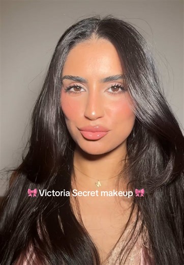 Victoria Secret makeup 🎀 #victoriasecret #victoriasecretmakeup #makeup Produits : Base : flawless filter @Charlotte Tilbury   lumiglotion @L’Oréal Paris Teint : CC  @IT Cosmetics Anticerne : fawn @Hourglass Cosmetics Bronzer : @Sephora Collection Blush : @Too Faced Yeux : ultimate warm @NYX COSMETICS FRANCE   palette rose hourglass Mascara : Panorama L’Oréal Lèvres : iconic nude Charlotte tilbury   lip oil L’Oréal et @For-me.fr #CapCut