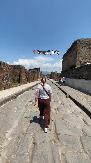 The history of Pompeii is devastating but so interesting 🌋 #pompeii #volcano #mountvesuvius #italytravel #italydaytrips #historicalplace #italyhistory