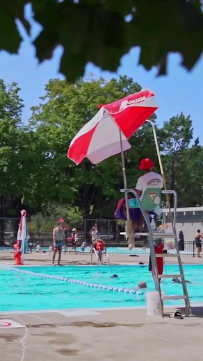 La Ville de Montréal recrute des sauveteuses et des sauveteurs! Travail d'équipe, belle ambiance et bon salaire. Postule maintenant sur montreal.ca et parles-en autour de toi! | Ville de Montréal