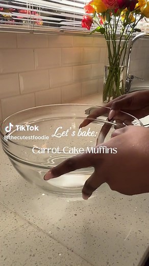 Delicious Carrot Cake Muffins with Irresistible Struesel Topping