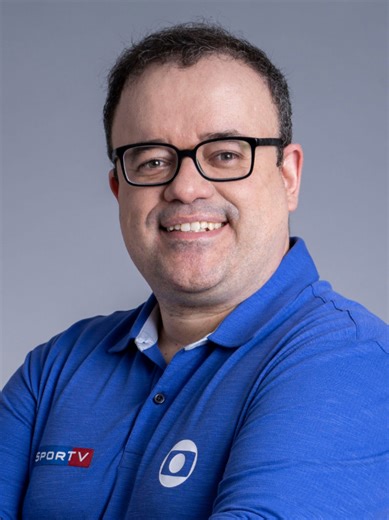 Há 21 anos, nascia muito mais do que um programa… nascia um sonho. O 105 FM Futebol Club surgia com paixão no peito, voz firme e o coração pulsando pelo esporte. De lá pra cá, foram incontáveis histórias, emoções vividas no ar, amizades construídas e uma família que só cresceu. Cada voz que passou por aqui deixou sua marca, ajudou a escrever capítulos inesquecíveis e fez desse projeto algo que vai muito além do rádio. Entre esses nomes, um dos primeiros a acreditar nesse sonho: @everaldomarques1