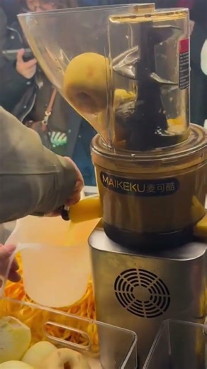 making apple juice using a slow juicer that can separate the water and pulp