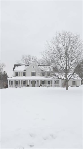 Classic colonial charm in the heart of Pittsford. ☀️ 36 Farm Field Lane offers generous living space, a thoughtful layout, and the kind of flexibility today’s buyers are looking for. From the bright living room and spacious kitchen with center island to the cozy family room with wood burning fireplace and built-ins, every space is designed for comfort and connection. Step outside to a beautiful pool and deck that set the stage for unforgettable summer gatherings. 📍 36 Farm Field Ln, Pittsford, 