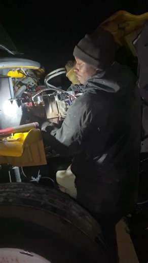 Replace the turbo on this freightliner M2 box truck with a cummins isb engine.it had a bad sound we got the rebuid one #freightlinerm2 #cumminsisb #dieselmechanic