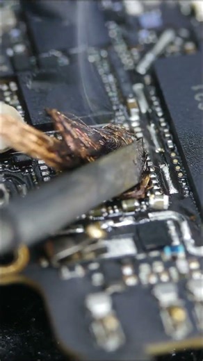 Reballing a smartphone logic board chip #microsoldering #electronicsrepair #smartphone