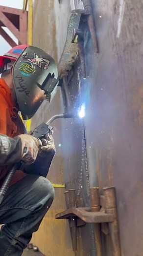 7.6K views · 263 reactions | It’s pretty dope watching the slag peel. #fluxcorewelding #fluxcore #fcaw #vert #verticalwelding #slagpeel #slag #lincolnelectric #lincolnelectricwelding #weld #welder #ilove #welding #tank #tankin #tankie #tanke #tankwelding #tankwelder #ironcat #blackstallion #maxim #santacruz | Datboimiggz | Facebook