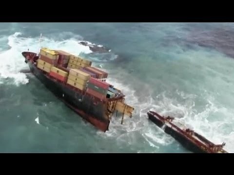 Marée noire : un cargo échoué en mer se brise en 2