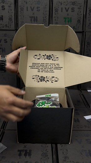 En la compra con nosotros Así es como te llega las gorritas del estado de CHIAPAS CRYSTAL FULL BLACK 🖤 De regalo llavero y stikers de la tienda 🎁🫶🏼 | Sof Caps