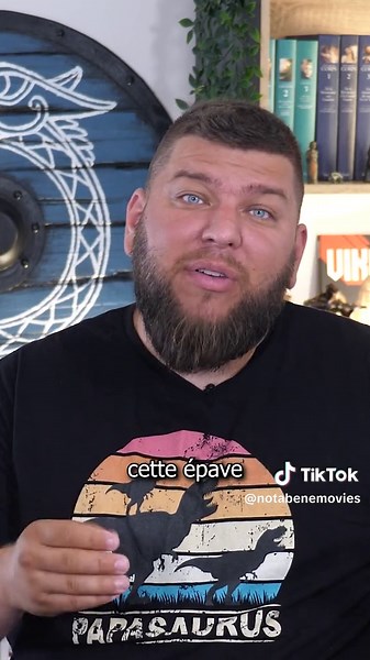 Saviez vous qu’on pouvait coudre des bateaux ? Oui c’est une question que je n’aurais jamais pensé poser, et pourtant … On est là pour ça sur Nota Bene. Pour en savoir plus : le communiqué de la découverte https://www.cnrs.fr/fr/le-plus-ancien-bateau-cousu-main-de-mediterranee-sapprete-sortir-de-leau un article de presse relatant la découverte https://www.lemonde.fr/sciences/article/2023/06/20/un-bateau-cousu-main-vieux-de-3-000-ans-decouvert-pres-d-une-plage-de-croatie_6178470_1650684.html?utm_