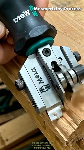 목재 몰딩 표면 다듬기: 전동 대패를 활용한 정밀 목공 공정 #worker #process #woodworking #carpentry #craftsmanship