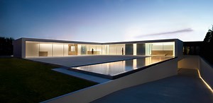 fran silvestre arranges atrium house around external courtyard