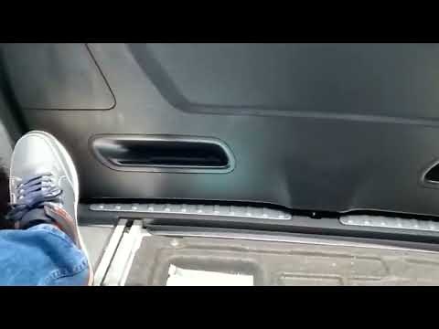 Wie öffnet man manuell die Heckklappe am BMW X3?