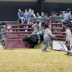 We’re bucking bulls on Wall Street! @wallstreetranch that is, in Springtown, TX. @rigginshippy90 gets the job done for 86 points on Bouchon (Brandon Stewart / @bscattleco6 ) | Humps N Horns Bull Riding Magazine
