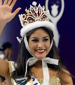 UNA DE LAS REACCIONES MÁS LINDAS de triunfo 👸🏻 Paulina Gálvez se corona Miss Internacional, un 14 de diciembre de 1999 ✨ siendo una de las MI más bellas y tiernas de la historia, su hermosa reacción es una de las más nostálgicas. Ella se convirtió en la segunda colombiana en ganar este certamen y además, fue elegida como Miss Fotogénica. Aquí un resumen de su participación 👑 ¿Qué tal? | MISS COLOMBIA LA NUEVA ERA
