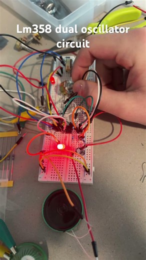 Two oscillators from one lm358 chip! RC oscillators