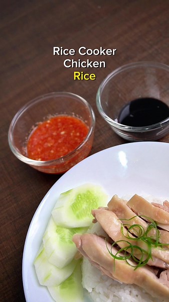 Rice Cooker Chicken Rice - doing it the Hainanese way! ⤵️ Steps: 1. Marinate chicken: spring onions, garlic, ginger, salt, sesame oil (30 min ). 2. Fry: ginger garlic till golden. 3. Combine in rice cooker: sautéed items, rinsed rice, chicken stock, spring onions. Season with salt if needed. 4. TIP: Only add chicken when rice is half-done. 5. Continue cooking until rice and chicken is cooked. 🌶️Chilli Sauce: Blend: red chillies, chilli padis, white vinegar, garlic, ginger, chicken stock. Season