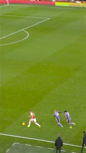 TROSSARD ESCAPES 2 PLAYERS & NUTMEGS THE GK!