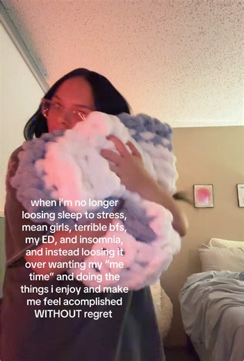 please say you guys like my blankie i spent the past 2 hours making. Am i cool? i think so 🙂