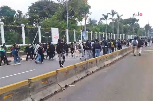 Link Live Streaming Demo Hari Ini: Masa Buruh Bubar, Para Mahasiswa Mulai Berdatangan Ke Gedung DPR RI