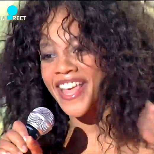 Louisy Joseph interprète son tube "Assis par terre" 🎤 | Purecharts