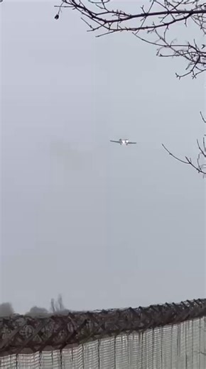 ✈️🛫Conditions are pretty poor out there this afternoon, folks amid Storm Bram. This private jet from Farnborough had to abort its second attempt at landing at Belfast City Airport earlier. The Amber warning for wind is in place in some parts of the country until 7pm, while a yellow warning for strong winds is valid until 9pm across all counties in Northern Ireland. Gusts of around 50-60mph are possible fairly widely, and potentially in excess of 70mph in the most exposed areas, especially in th