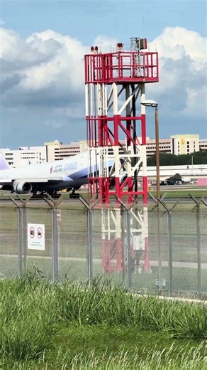 china airlines cargo boeing 747-400 landing at wsss