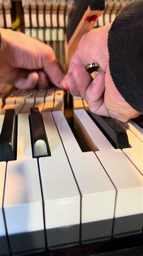 Touche trop basse #piano #pianorepair #pianotechnician #uprightpiano