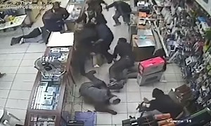 WATCH | Shoppers overpower armed robbers in Polokwane cellphone shop