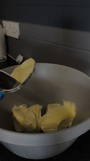 Bake with me👩🏻‍🍳 @cakesbydaisymae #cake #cakes #cakedecorating #cakedesign #baker #bakewithme #cakeaesthetic