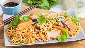 Vegetarian stir-fry noodles - Mì xào chay - Helen’s Recipes Official Website