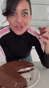 1.1M views · 38K reactions | RICETTA Delice✏️ Ingredienti per la torta simil kinder delice 50 g farina 00 70 g amido di mais (maizena) 30 g cacao amaro in polvere 7 g lievito in polvere per dolci 3 uova 50 ml olio di semi 150 g zucchero 200 g Nutella® 150 g panna da montare 50 g mascarpone 50 g zucchero a velo (per la crema di farcitura) Per la Copertura 100 g cioccolato fondente 100 ml panna da montare (liquida) | Rossella Pane&Cioccolato | Facebook