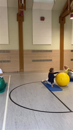 Bewegung hält uns fit und in der Reha hilft sie dabei, Kraft zurückzugewinnen, den Körper neu kennenzulernen und Schritt für Schritt wieder ins Gleichgewicht zu kommen. Gemeinsam finden wir den passenden Weg. #reha #bewegungtutgut #gesundwerden | Klinik Königstein der KVB