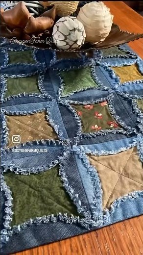 I Love this Frayed Denim Cathedral Window Table Runner! You can make your own! #tabledecor #quilting