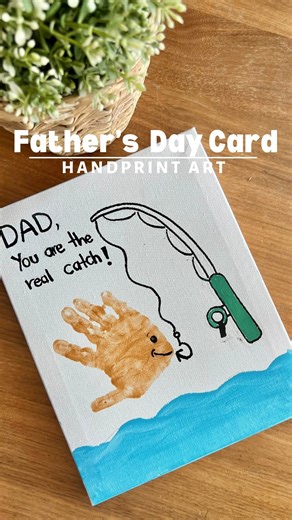 We love making handprint and footprint art, so this time we decided to give it a try and make this fun card for Daddy on Father’s Day! We painted over our kids hands to create this fun craft. To make this you will need: * Washable paint * A Canvas or a piece of paper * Brushes We have created 11 different and beautiful designs to use your kids handprints or footprints and even photos for Father’s Day! Like and comment “dad” and we will send you the link with all the designs. Super easy to make! 