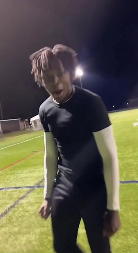 How to Treat a Deep Turf Burn From a Soccer Knee Slide