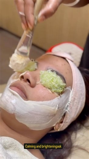 Dermaplaning facial benefits ❤️ • Gently removes dead skin cells and fine facial hair (peach fuzz), leaving the skin ultra-smooth and radiant. • Enhances product absorption and makeup application, allowing for a flawless finish. • Promotes cell regeneration, helping reduce dullness, uneven texture, and the appearance of fine lines. | The Powder Room By Esha Rushdi.