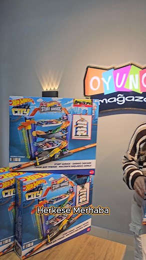 1.6K views | Çocuğunuzun hayal gücüyle yarış pistini buluşturun! 3 katlı dev Hot Wheels Stunt Garage, hız, aksiyon ve eğlenceyi bir arada sunuyor. 戮 Her yaş için uygun, dayanıklı ve koleksiyonluk bir set!  Şimdi stokta kaçırma! | Oyuncak Mağazası | Facebook