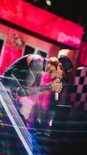 One big pink party with @machinegunkelly at the T-Mobile stage 🩷🏁 #LasVegasGP #F1 | F1 Las Vegas
