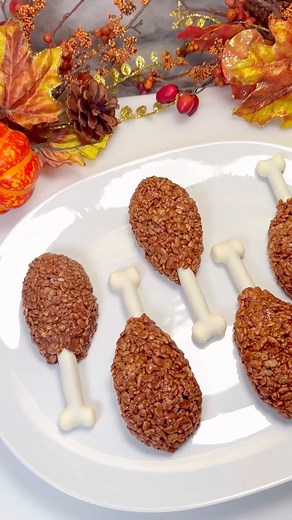 Turkey Leg Treats🍗 Follow @chefgenevieve for 40 Festive Holiday Recipes #thanksgiving #friendsgiving #ThanksgivingTreats #HolidayRecipes Turkey Leg Rice Crispy Treats Makes 12 Ingredients: 6 pretzel rods 12 mini marshmallows 10oz white melting wafers 1/2 cup salted butter 3 tbsp hot cocoa mix 10 oz mini marshmallow 8 cups rice crispies Cut pretzel rods in half. Cut mini marshmallows in half and stick each half on the bottom of the uncut side of the pretzel stick. Melt white melting wafers accor