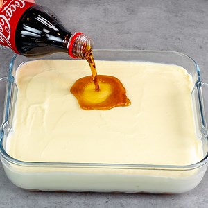 269K views · 336 reactions | Jag hällde coca-cola över tårtan - resultatet blev fantastiskt gott! Ingredienser: savoiardikex - 150 g Coca-Cola - 150 ml Form 25 x 25 cm fyllning: grädde - 450 ml florsocker - 80 g cream cheese - 150 g KYL 2 TIM glasyr: blötlagt gelatin - 20 g Coca-Cola - 350 ml KYL 30 MIN | Cookrate - Svenska | Facebook