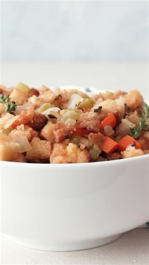 This simple vegetarian stuffing recipe should be a staple at every Thanksgiving and Christmas celebration! It’s savory, flavorful, so easy to make. Head to the link in the comments for the recipe! #stuffing #vegetarianstuffing #easyrecipes #thanksgiving #sidedish | The Live-In Kitchen | Facebook