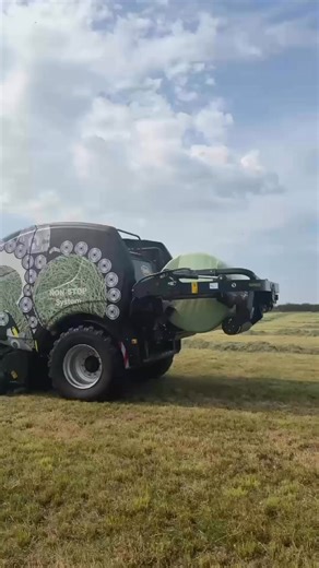 No time to waste? #Vicon FastBale is the non-stop fixed chamber baler-wrapper combination! Bale, wrap and discharge without stopping to save stress, reduce tractor transmissions and save around 20 seconds for each bale in comparison to conventional stop-start systems🙌 | Vicon UK