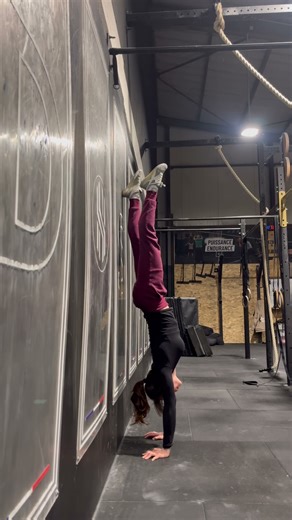 HANDSTAND LEG SWITCH