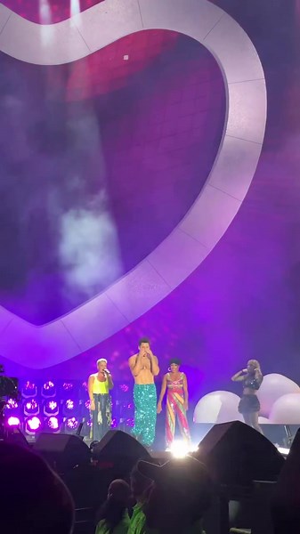 introducing best dancers in the world @pink @aclfestival @jhudmoves @reinahidalgo521 @pink @tracyshibata @shannonholtz @madelyne_spang Reposted from @pinkpoland | Pink Fans United