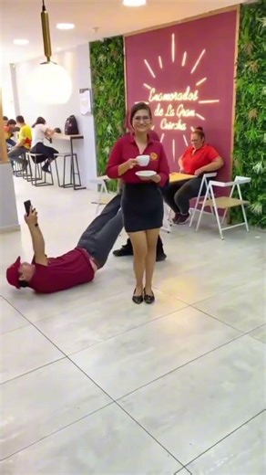 Bakery goes viral for the way they create their advertising 🥖🍞🇲🇽 #mexico #humor #viral