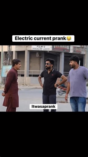 Electric current prank 😂 #prank #comedy #publicprank #viralvideoシ | ITS WAS A PRANK