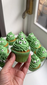 Ridic how easy these Halloween monster cupcakes are. This is the quickest way to make “homemade” Halloween cakes. All you need is plain cupcakes (store bought works fine), buttercream (again, store bought is fine!), a little green colouring (or purple!) and some candy eyes. Bring on #halloween!!! | Emily Leary