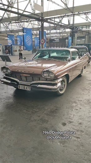 1960 Dodge Polara Four Door Hardtop. De esta versión del modelo Polara únicamente se fabricaron 8.000 unidades en 1960, una tirada muy corta. Introducía una novedad constructiva totalmente revolucionaria en ese momento, el sistema Unibody, en el que el habitáculo hacía las veces de chasis, que dejaban de ser unos largueros separados de la carrocería, lo que reducía considerablemente el peso y mejoraba la seguridad. Los modelos Polara conformaban el tope de gama del catálogo de Dodge para ese año