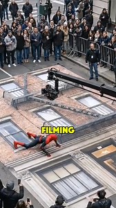 It turns out that Spider-Man’s iconic wall-crawling scenes are filmed like this. What looks on screen like Spider-Man climbing the exterior of a skyscraper is actually performed on a specially built, realistic set. The site is packed with cameras, crew members, and even dedicated robotic arms tracking the action. Even the thrilling scene of him clinging to a speeding bus is created using props and filming techniques. When the camera angle changes, the surrounding crowd and all the filming equipm